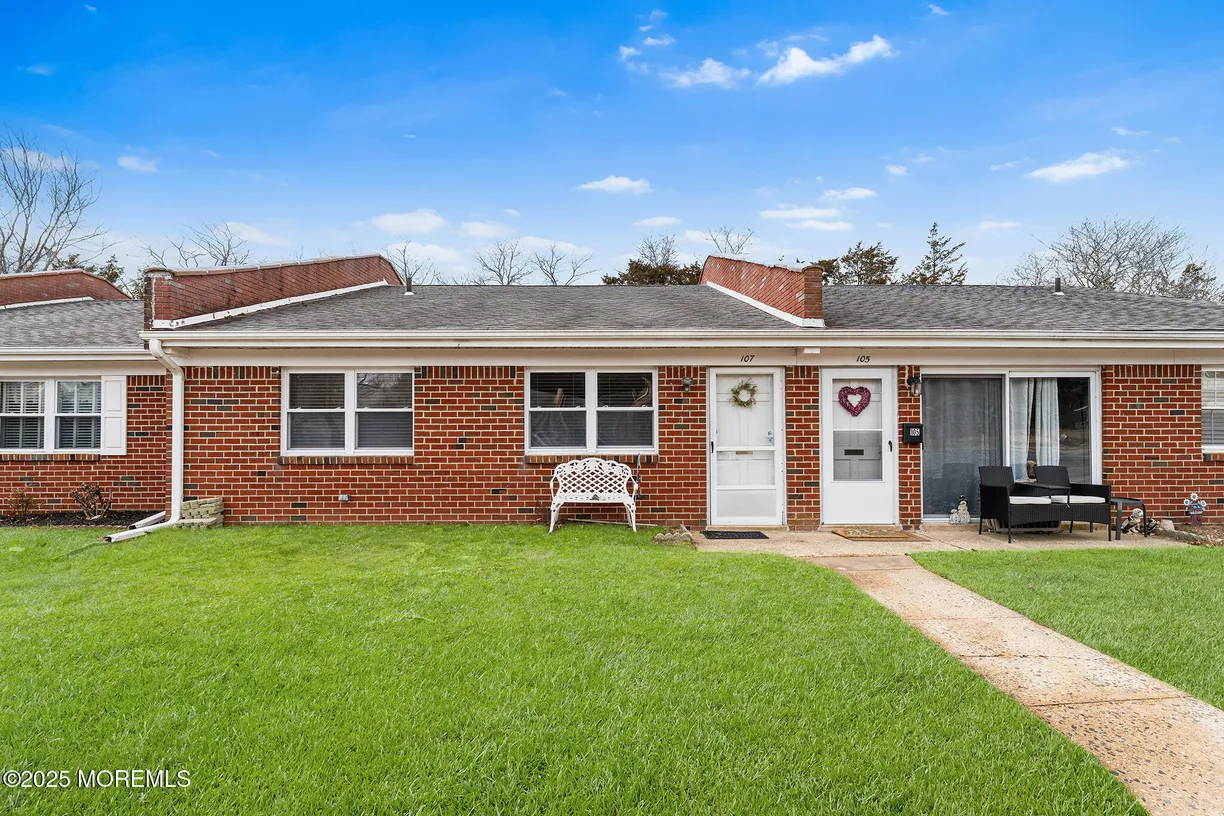 Rockland/Orange/NJ Real Estate | View 107 Waterfront Drive | 2 Beds, 1 Bath
