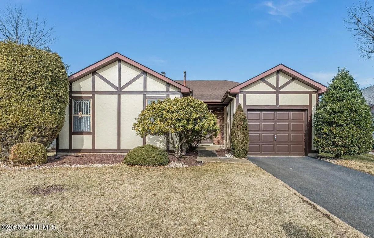 Rockland/Orange/NJ Real Estate | View 10 Suffolk Way | 2 Beds, 2 Baths