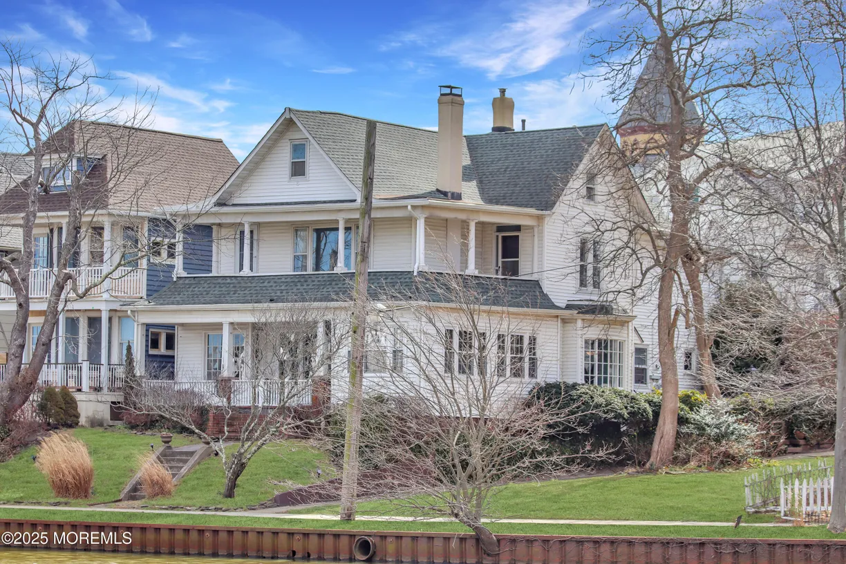 Rockland/Orange/NJ Real Estate | View 78 Lake Avenue | 5 Beds, 4 Baths