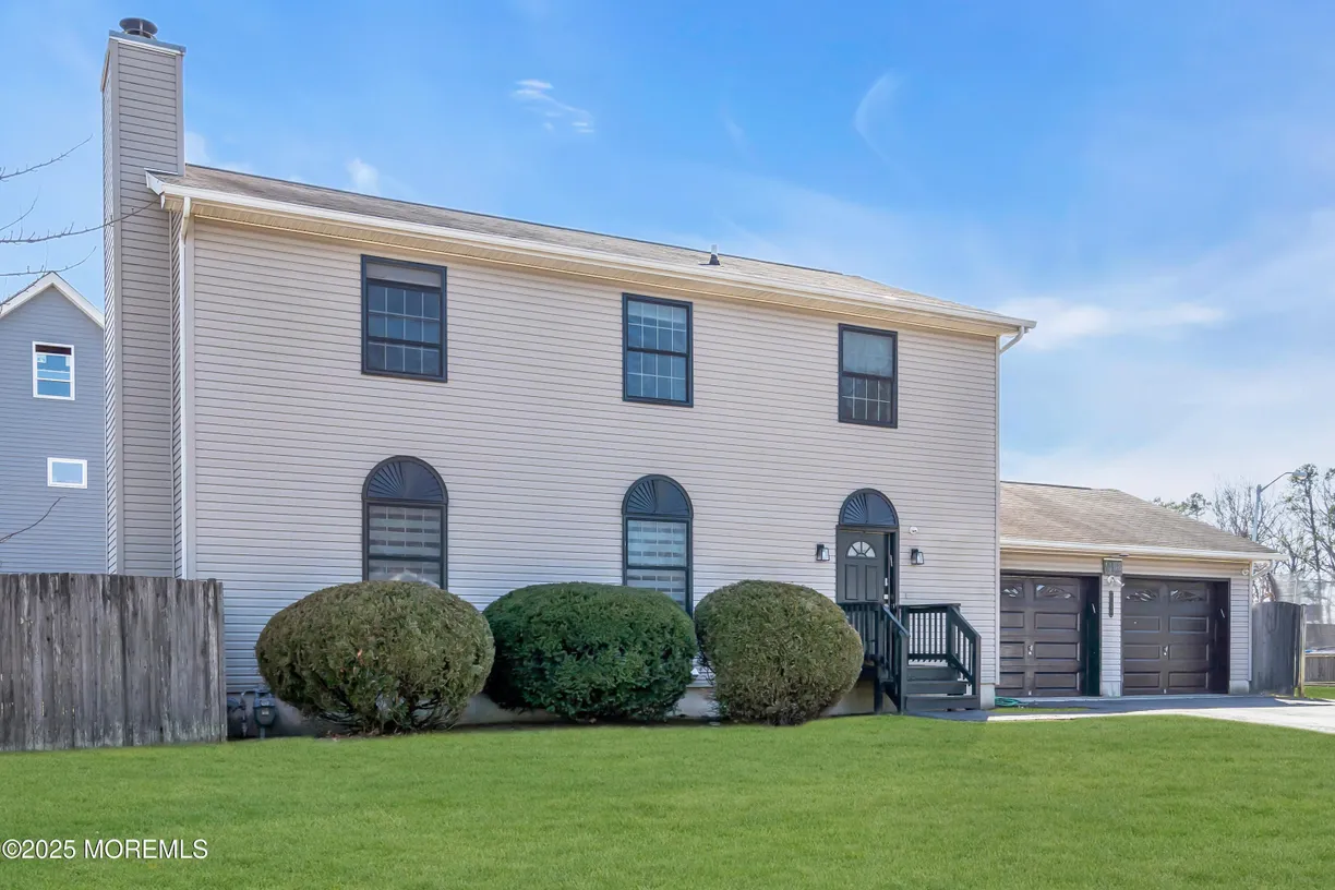 Rockland/Orange/NJ Real Estate | View 1158 Idalia Avenue | 6 Beds, 3 Baths
