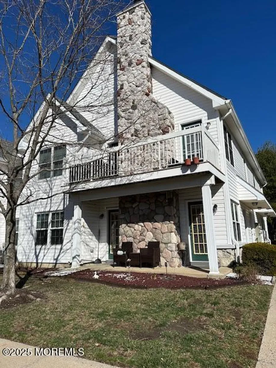 Rockland/Orange/NJ Real Estate | View 83 Des Moines Court | 2 Beds, 2 Baths