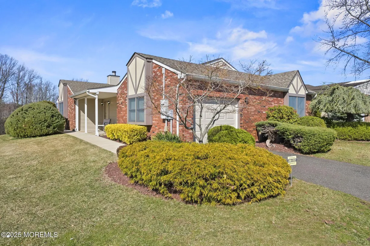 Rockland/Orange/NJ Real Estate | View 37 Lakeview Drive | 2 Beds, 2 Baths