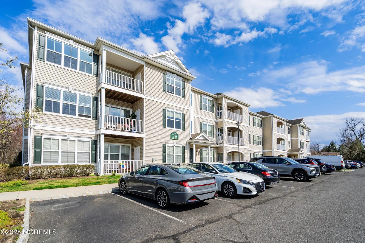 Rockland/Orange/NJ Real Estate | View 421 Sloan Court | 2 Beds, 2 Baths