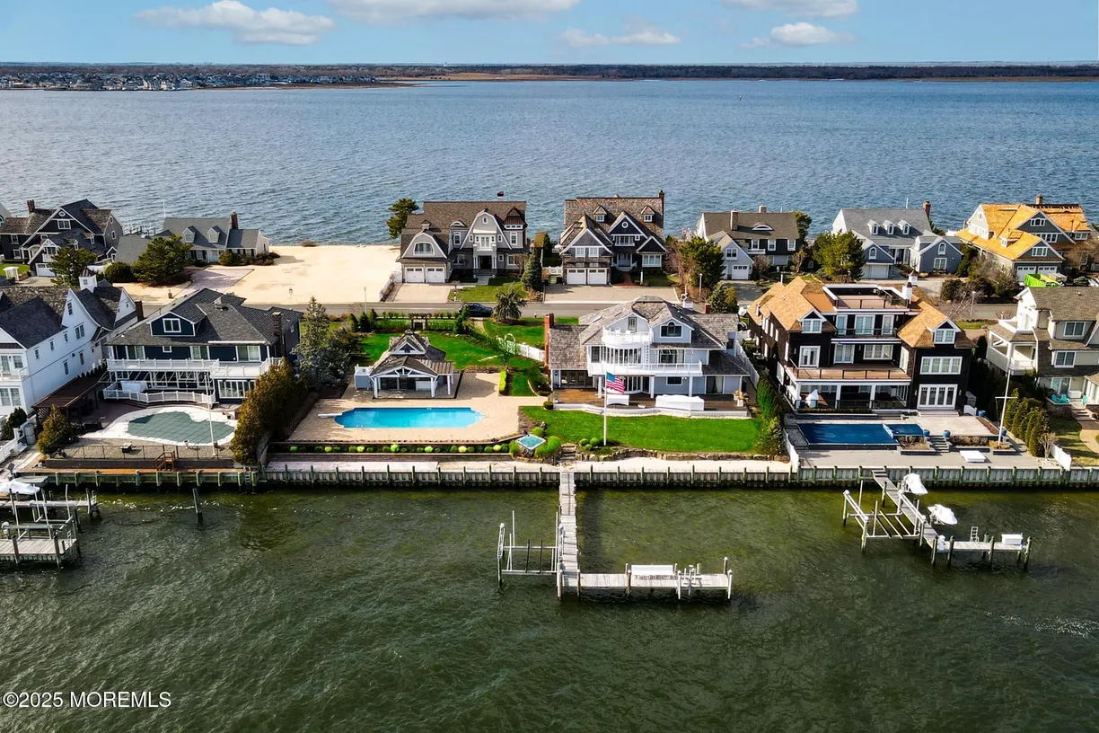 Rockland/Orange/NJ Real Estate | View 292 Dutchmans Point Road | 6 Beds, 7 Baths