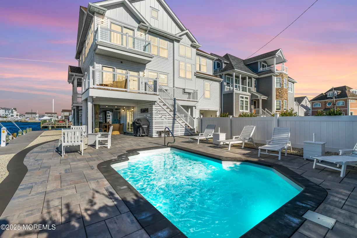 Rockland/Orange/NJ Real Estate | View 372 Lauderdale Drive | 4 Beds, 3 Baths