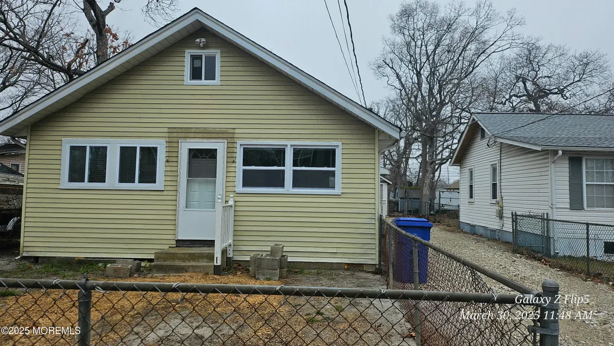 Rockland/Orange/NJ Real Estate | View 517 Barnegat Avenue | 2 Beds, 1 Bath