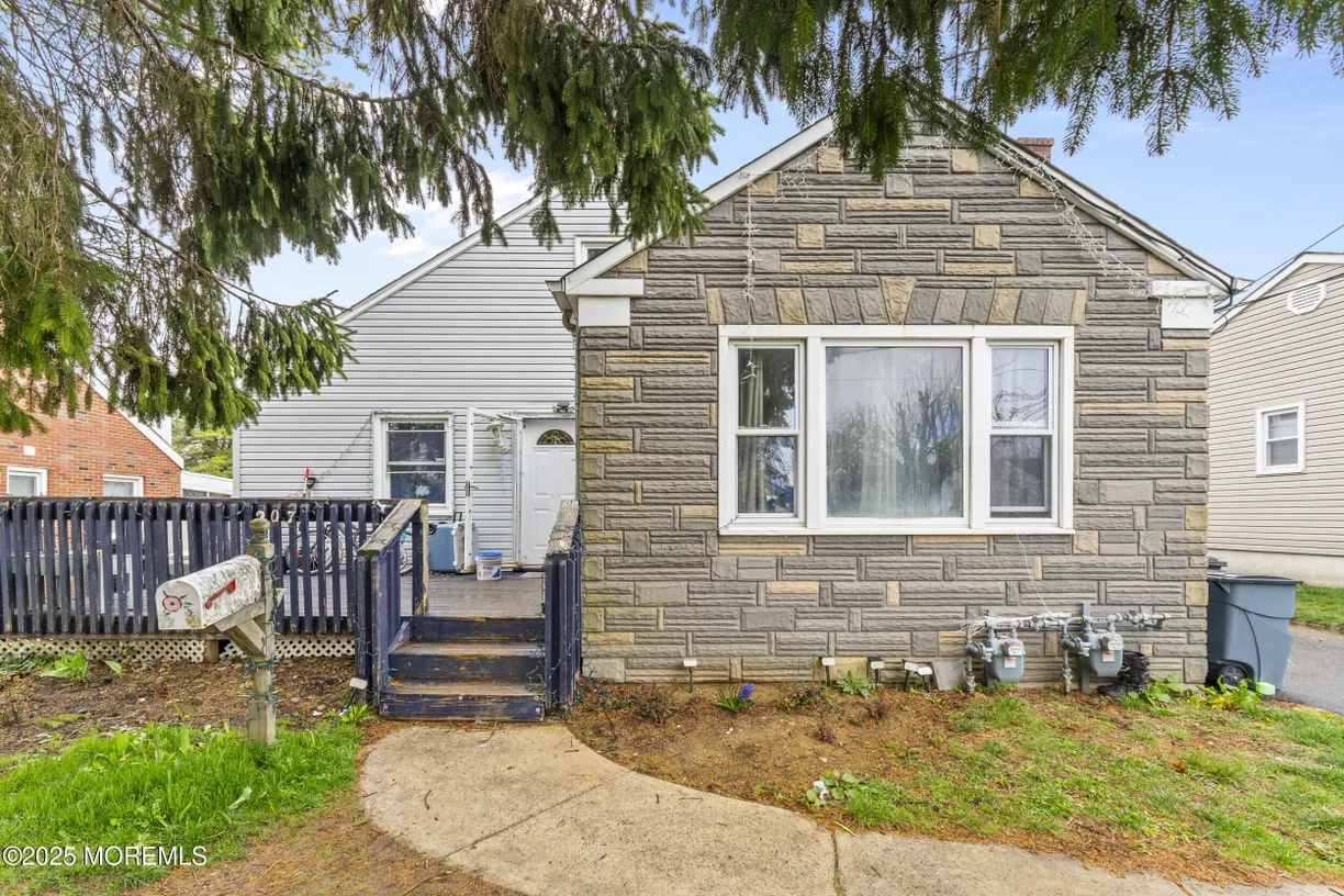 Rockland/Orange/NJ Real Estate | View 207 Oakwood Avenue | 6 Beds, 2 Baths