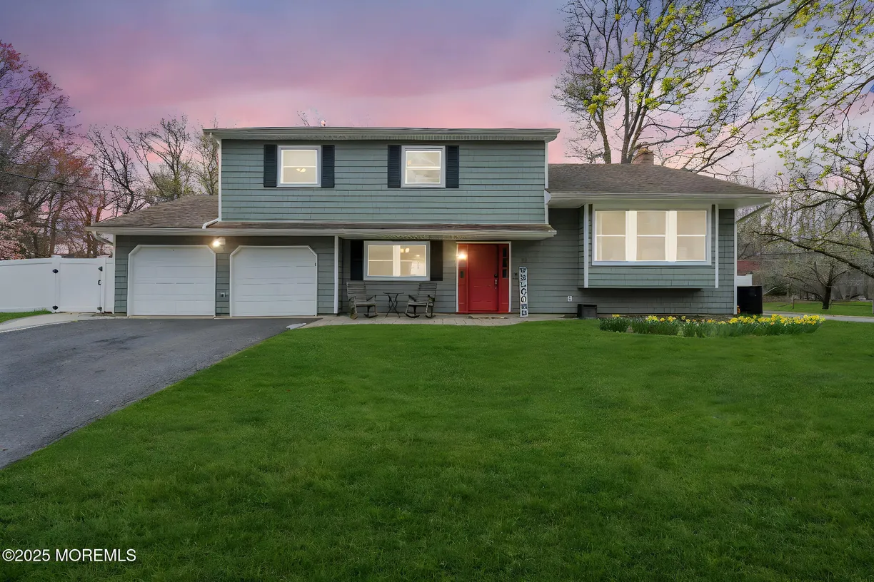 Rockland/Orange/NJ Real Estate | View 51 Sandburg Drive | 4 Beds, 2 Baths