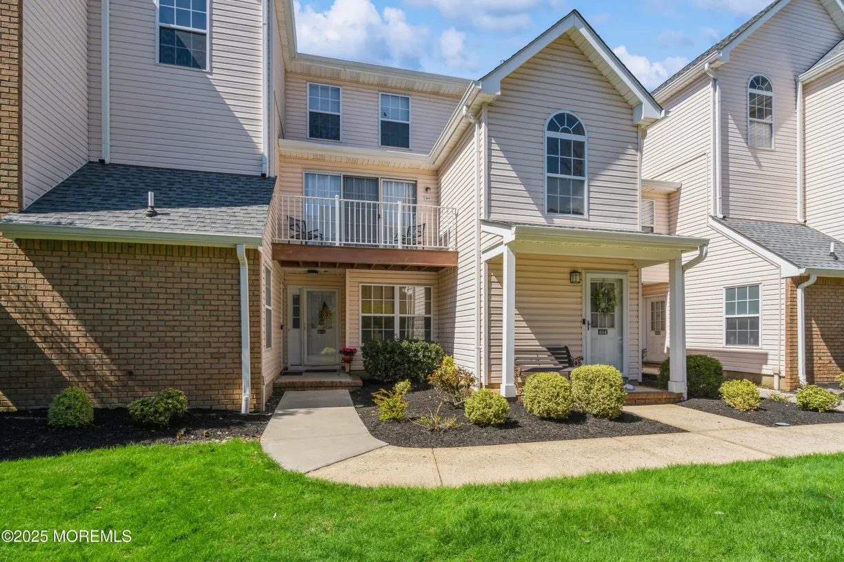 Rockland/Orange/NJ Real Estate | View 604 Hampshire Drive | 2 Beds, 2 Baths