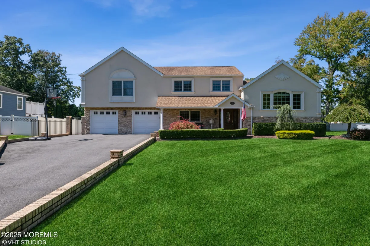 Rockland/Orange/NJ Real Estate | View 35 Winthrop Drive | 5 Beds, 3 Baths