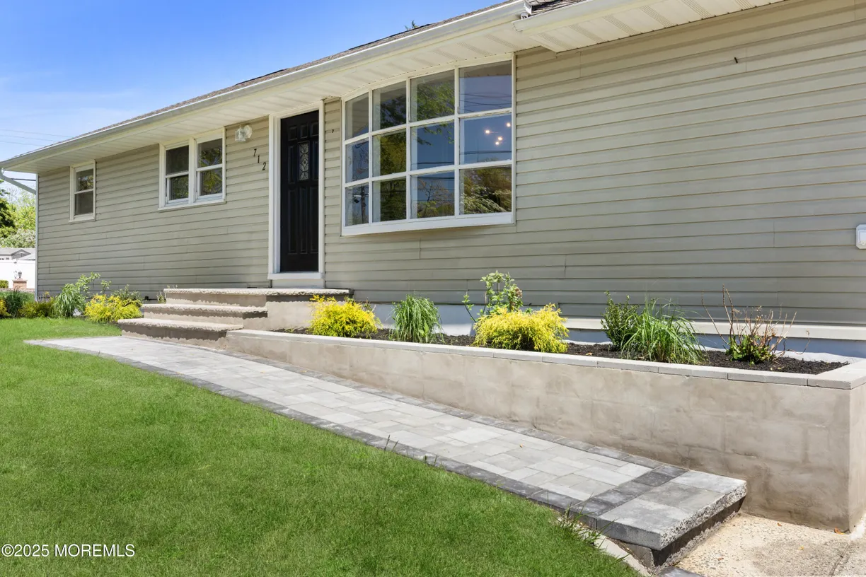 Rockland/Orange/NJ Real Estate | View 712 W Lawn Drive | Listing