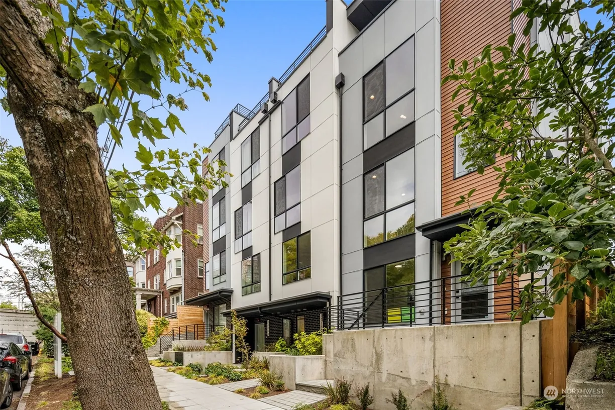 Seattle Area Real Estate | View 1118 A 13th Avenue | 2 Beds, 2 Baths
