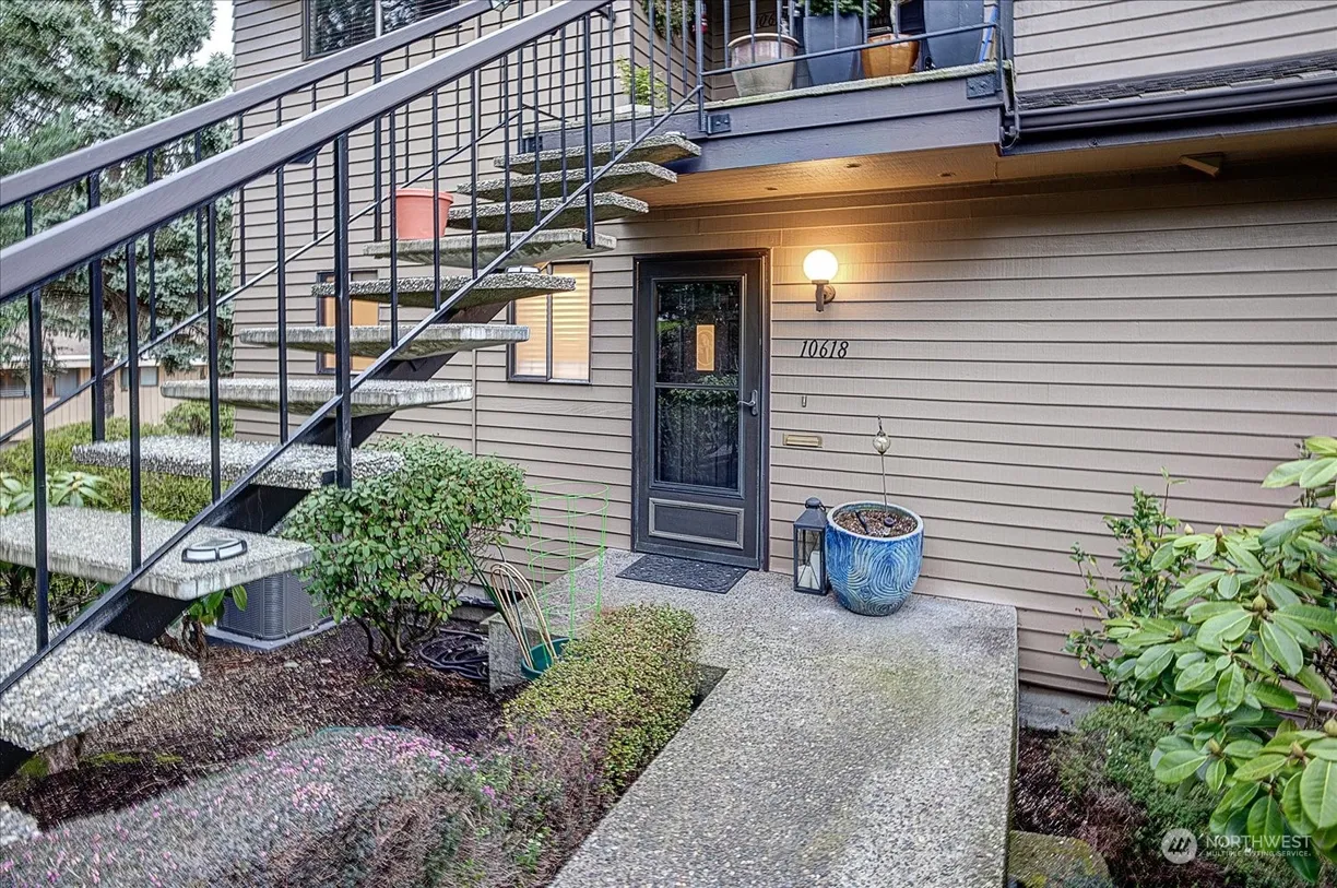 Seattle Area Real Estate | View 10618 Glen Acres | 2 Beds, 2 Baths