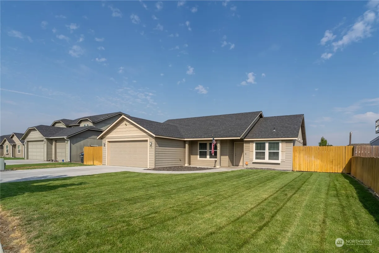 Seattle Area Real Estate | View 817 S Lakeland dr | 3 Beds, 2 Baths