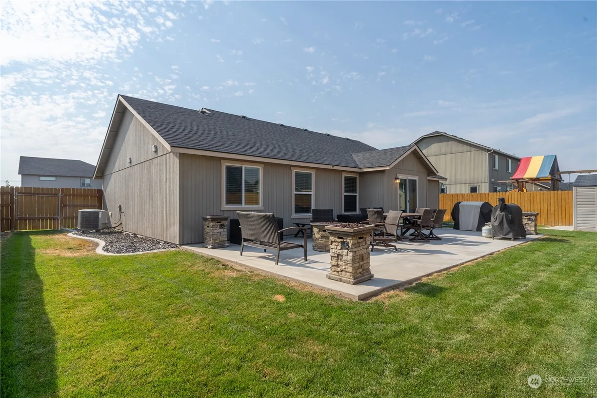 Seattle Area Real Estate | View 817 S Lakeland dr | Listing