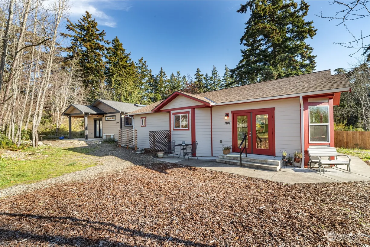 Seattle Area Real Estate | View 1702 Spruce Street | 2 Beds, 2 Baths