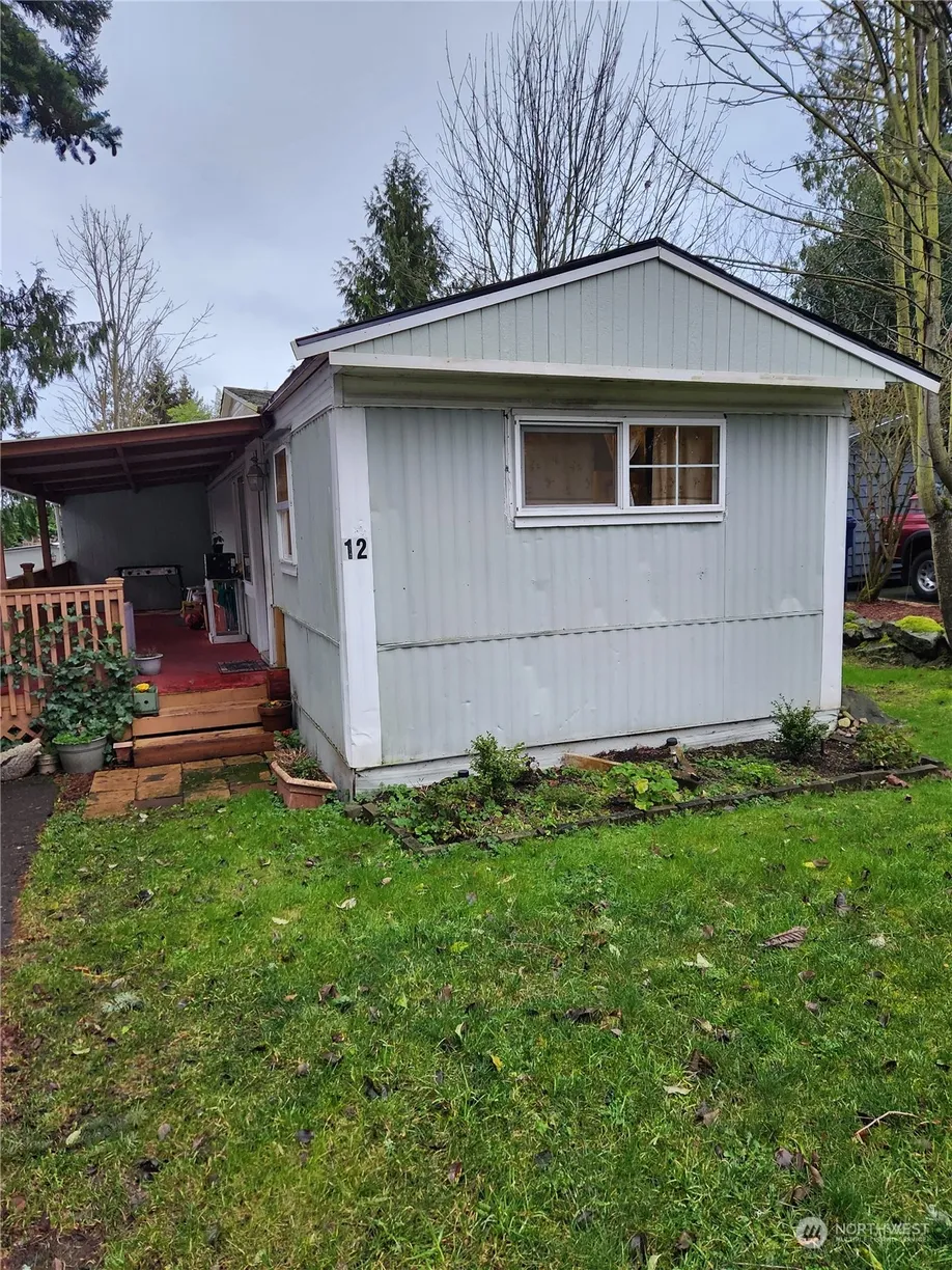 Seattle Area Real Estate | View 4425 Meridian Avenue, 12 | 2 Beds, 1 Bath