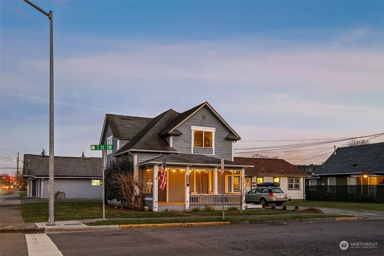 Seattle Area Real Estate | View 703 3rd Street | 2 Beds, 2 Baths
