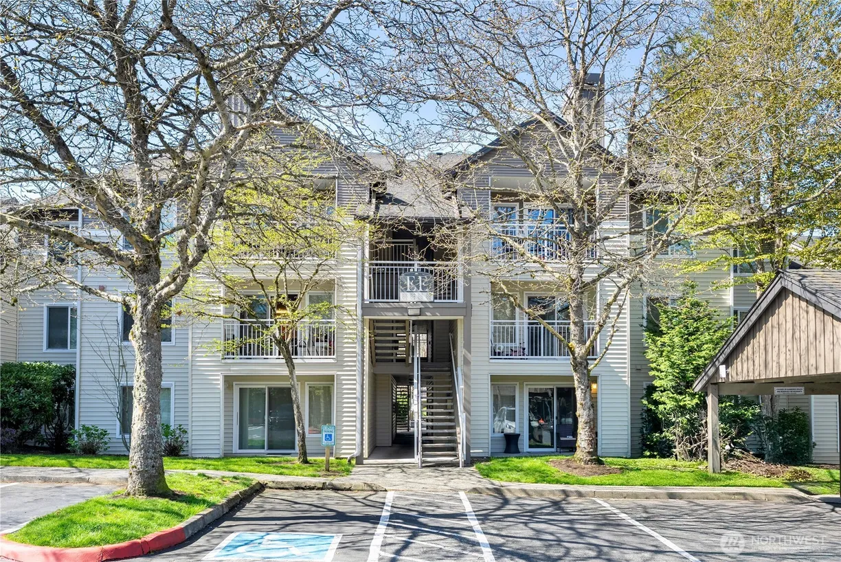 Seattle Area Real Estate | View 12303 Harbour Pointe Boulevard, EE304 | 2 Beds, 1 Bath