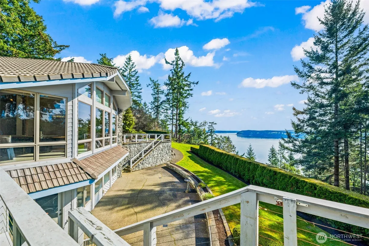 Seattle Area Real Estate | View 555 Issaquah Road | 4 Beds, 4 Baths