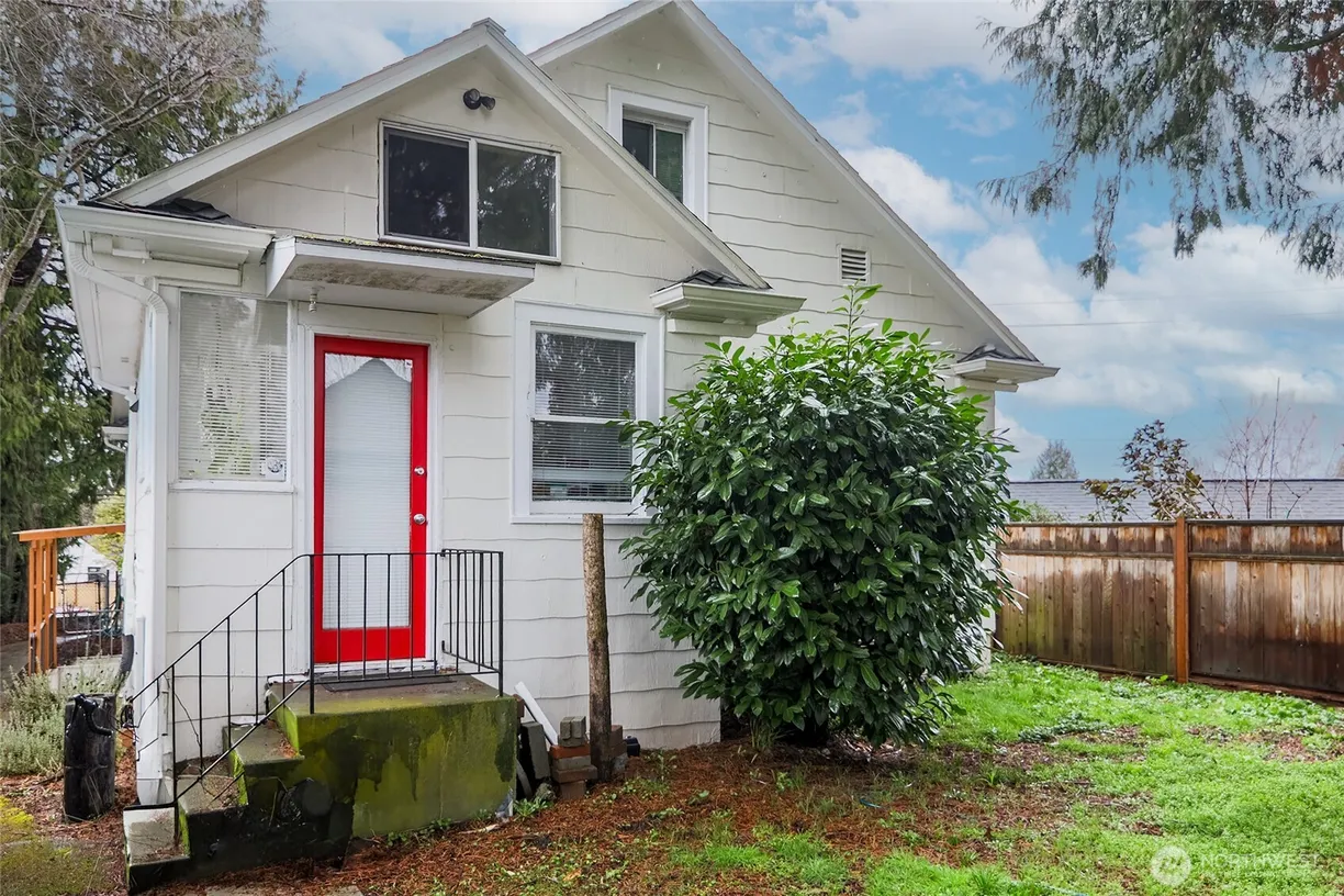 Seattle Area Real Estate | View 2209 E Roanoke Street | 7 Beds, 3 Baths