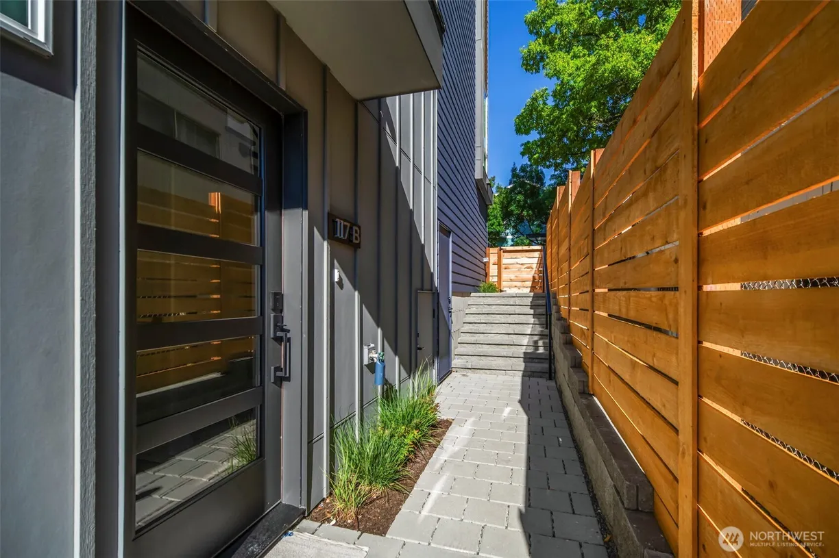 Seattle Area Real Estate | View 115 22nd Avenue, B | 3 Beds, 3 Baths
