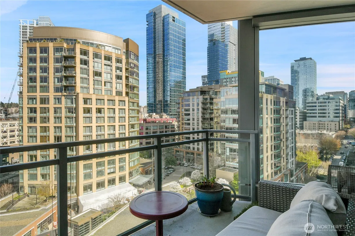 Seattle Area Real Estate | View 820 Blanchard, 1105 | 2 Beds, 2 Baths