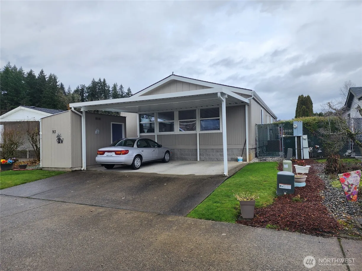 Seattle Area Real Estate | View 201 W Oakview Avenue, 93 | 3 Beds, 2 Baths