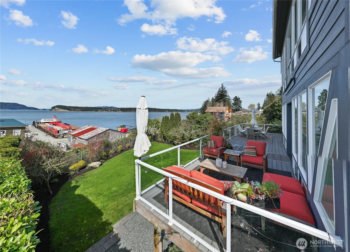 Seattle Area Real Estate | View 2920 Oakes Avenue | 4 Beds, 4 Baths