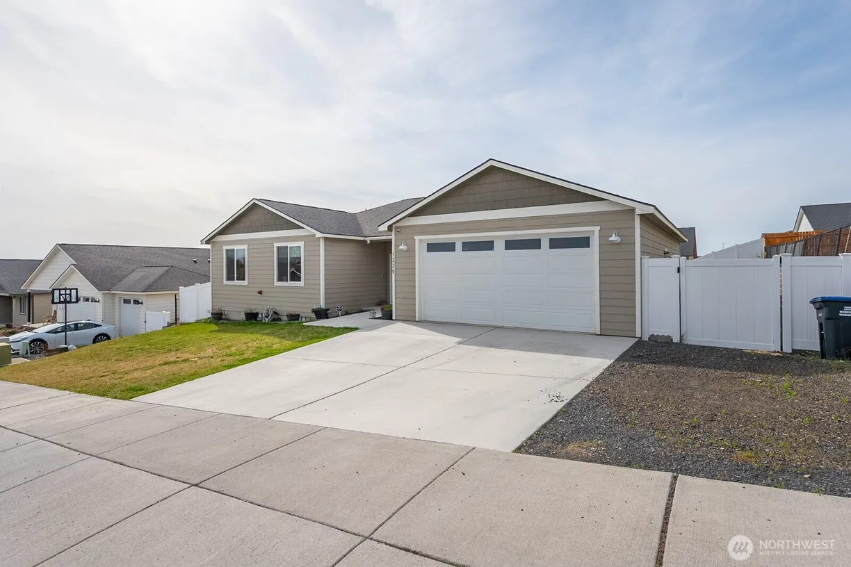 Seattle Area Real Estate | View 1329 W Bonneville Street | 4 Beds, 2 Baths