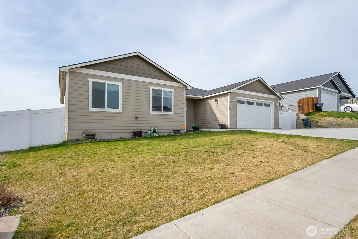 Seattle Area Real Estate | View 1329 W Bonneville Street | Listing