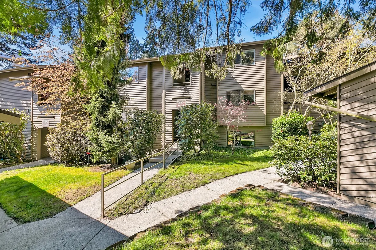 Seattle Area Real Estate | View 122 SW 116th Street, C13 | 2 Beds, 1 Bath
