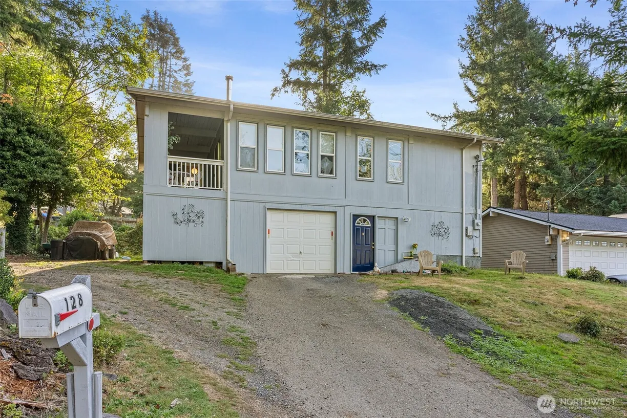 Seattle Area Real Estate | View 128 N Saxon Street | 2 Beds, 1 Bath