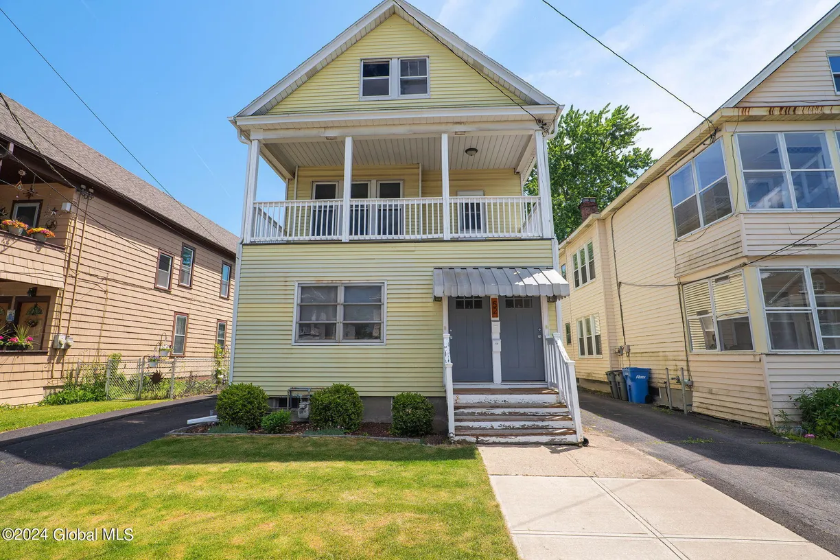 Hudson Valley Real Estate | View 52 Forest Ave, 2nd Floor | 3 Beds, 1 Bath