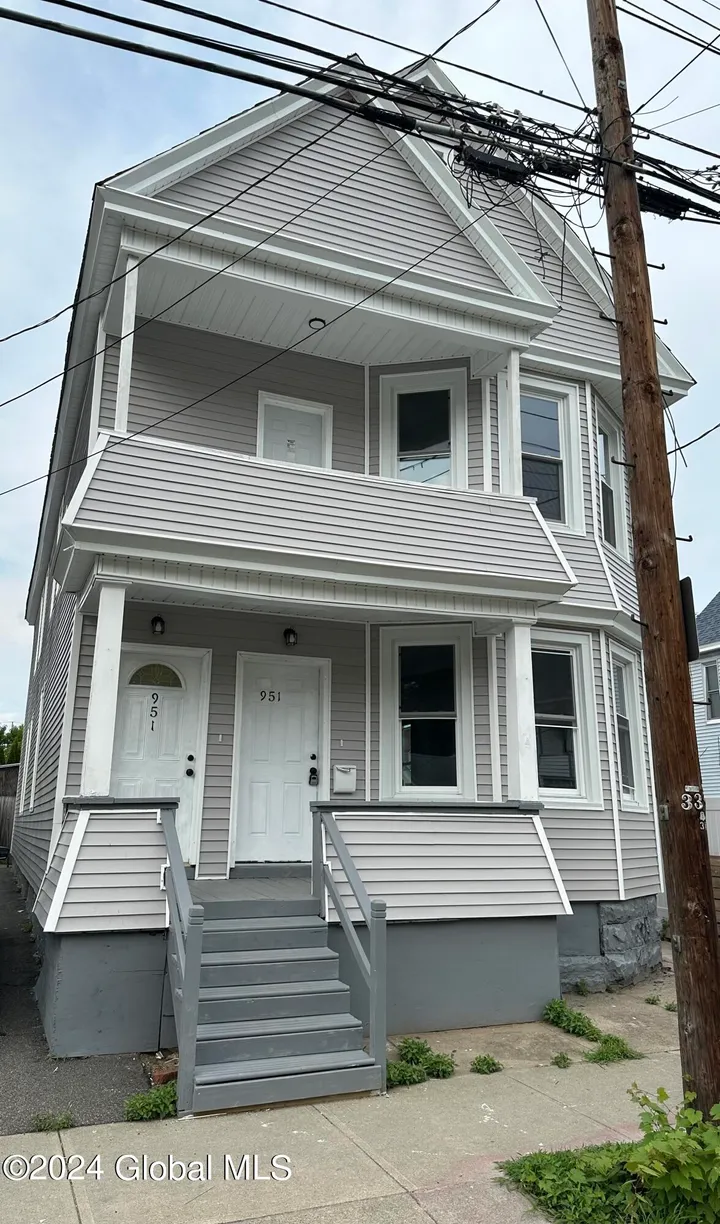 Hudson Valley Real Estate | View 951 Strong Street, 2 | 4 Beds, 1 Bath