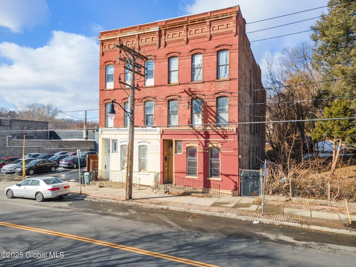 Hudson Valley Real Estate | View 475 S Pearl Street | 11 Beds, 3 Baths