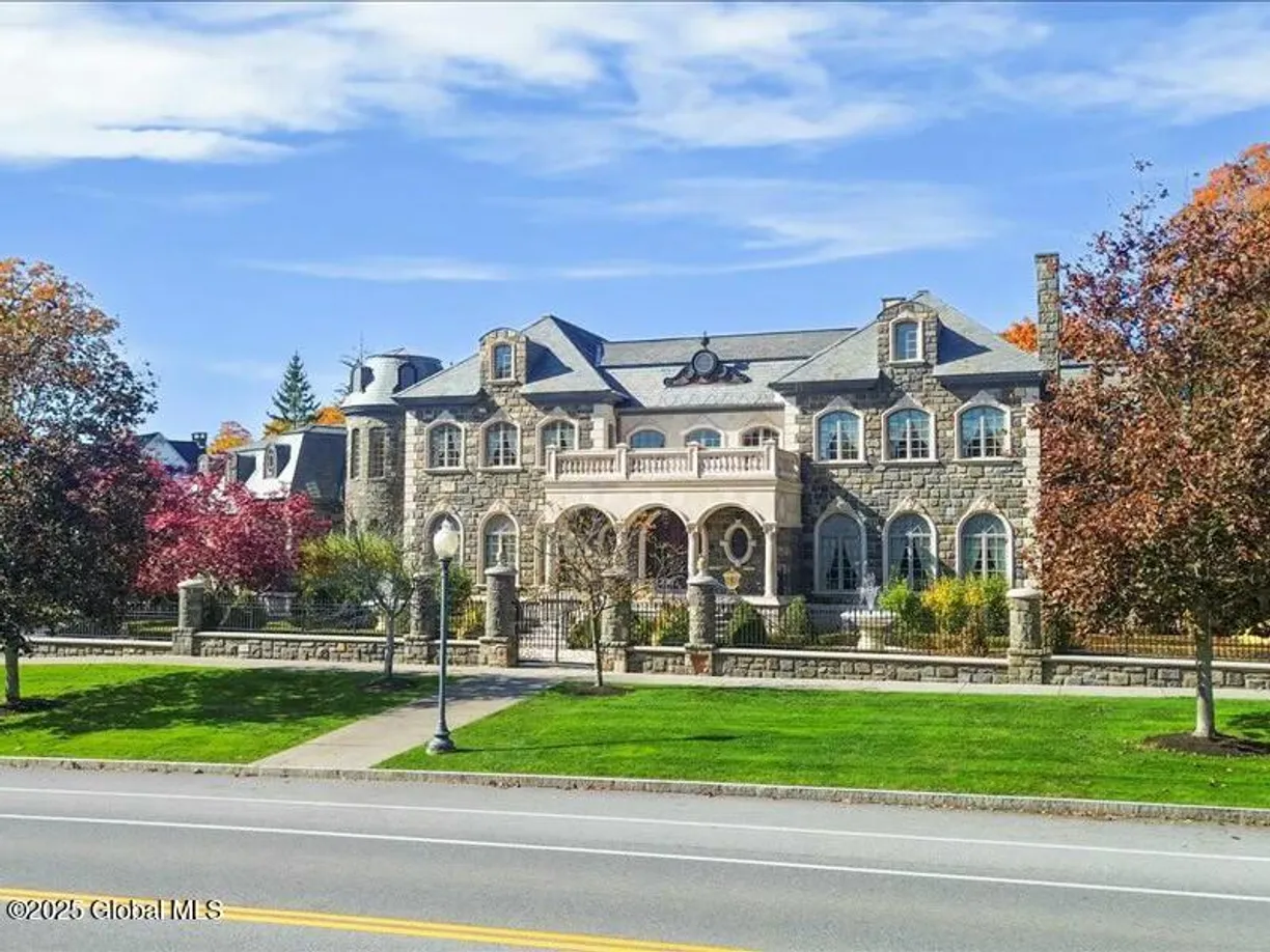 Hudson Valley Real Estate | View 637 North Broadway | Listing