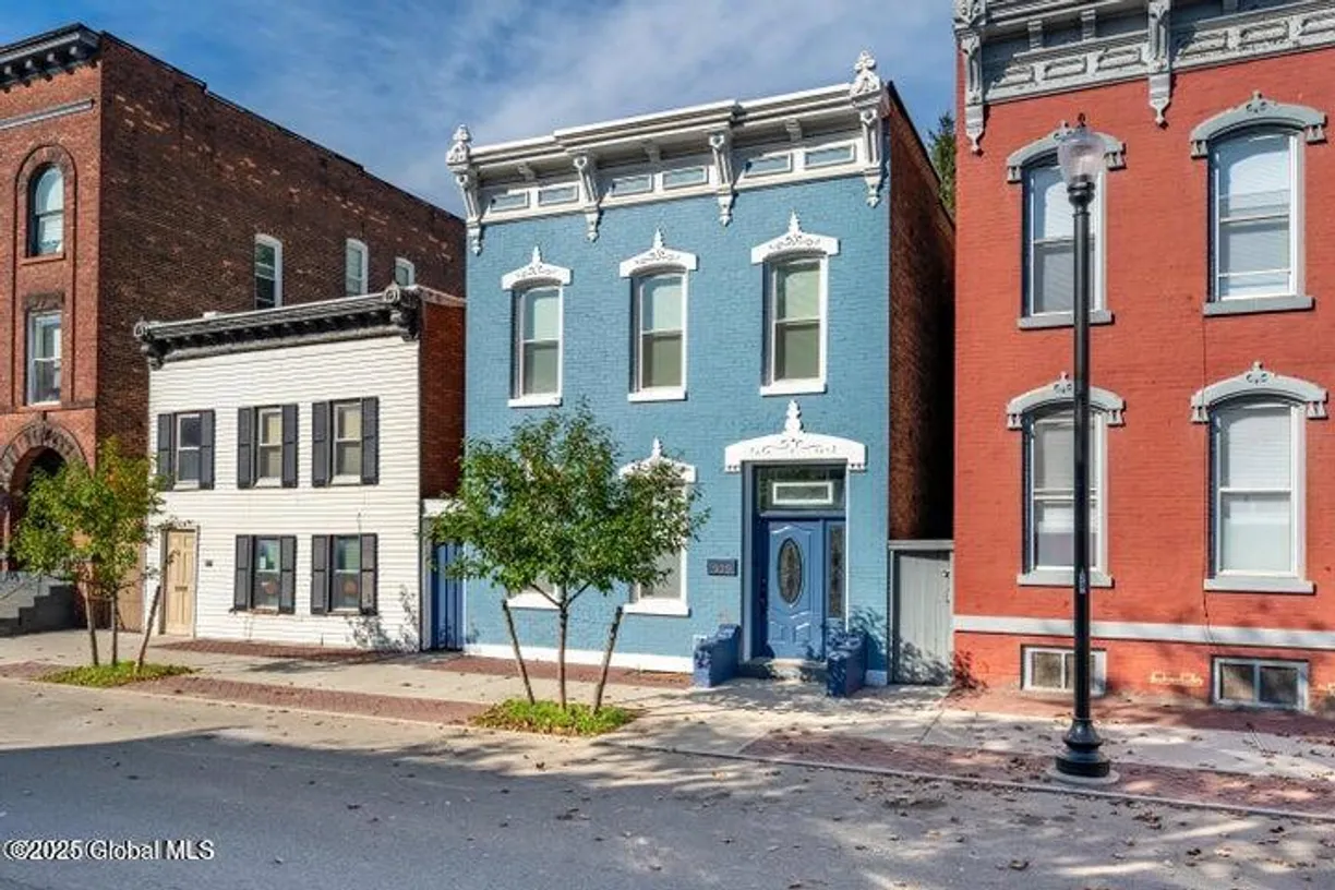Hudson Valley Real Estate | View 323 2nd Street, 1 | 2 Beds, 1 Bath
