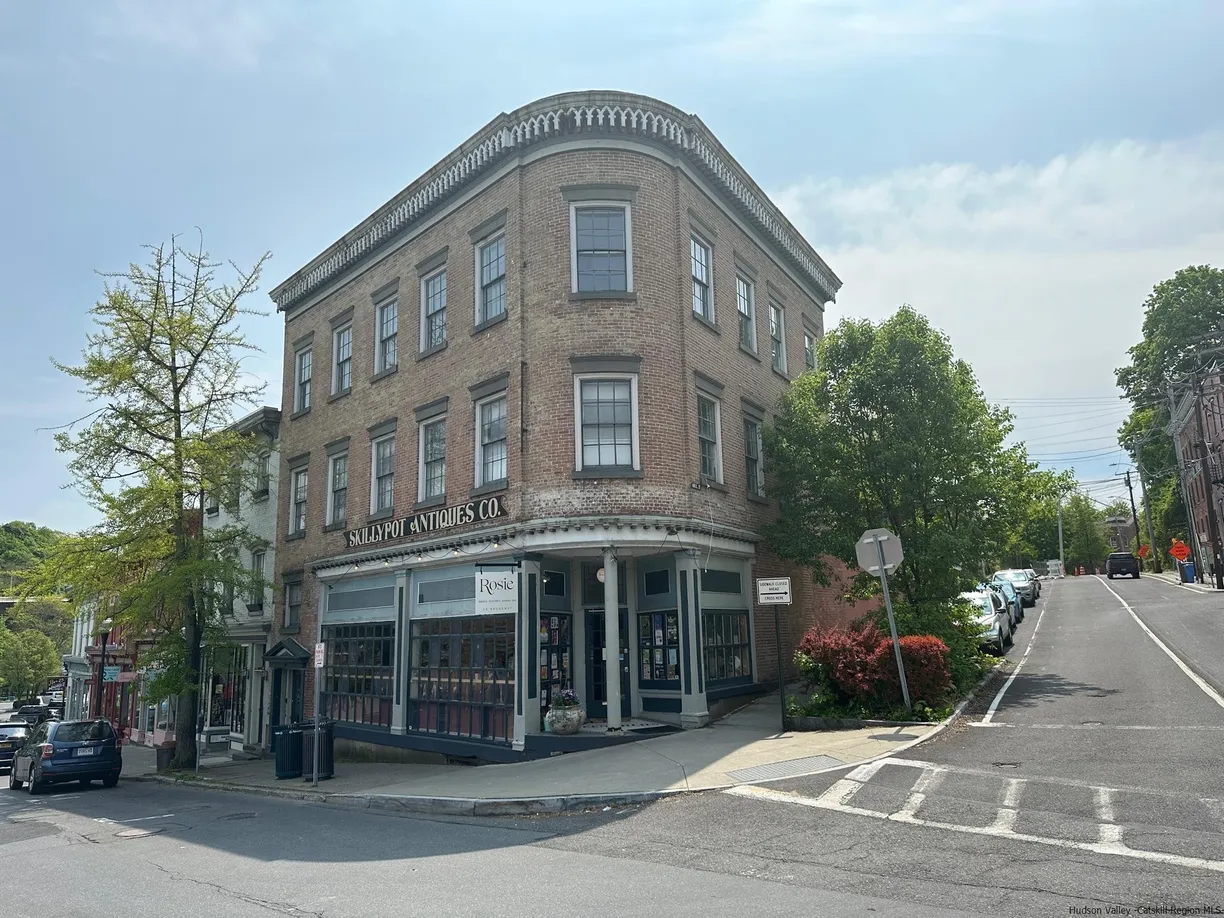 Hudson Valley Real Estate | View 39 Broadway, 2nd #1 | 1 Bed, 1 Bath