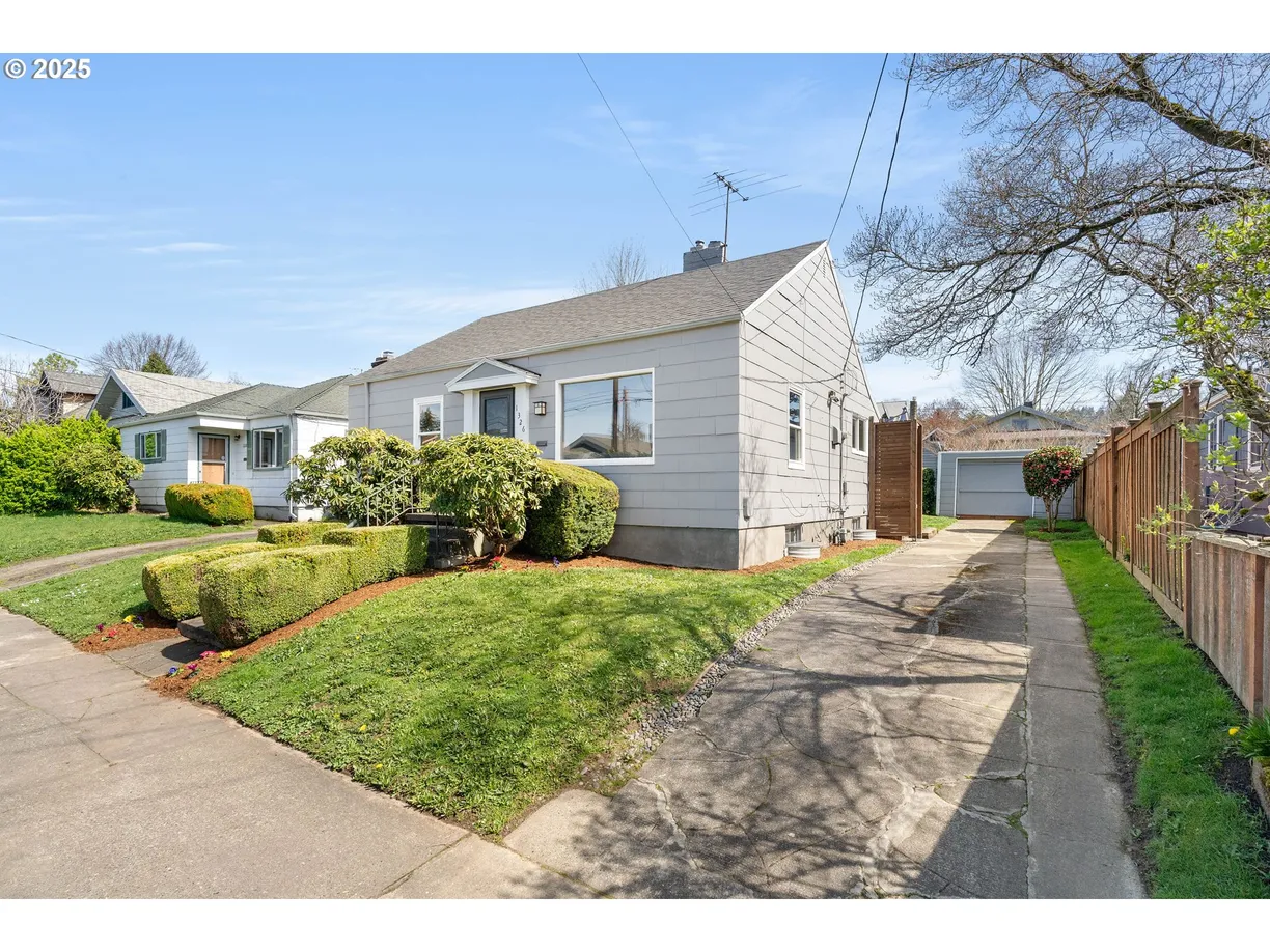 Portland, OR Real Estate | View 1326 SE 49TH | 2 Beds, 1 Bath