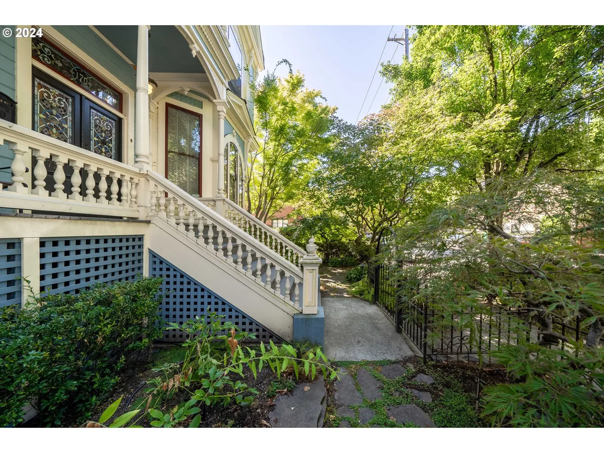 Portland, OR Real Estate | View 726 NW 22ND | Listing