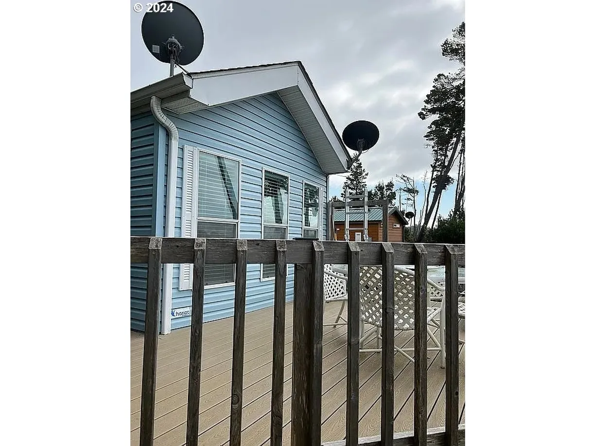 Portland, OR Real Estate | View 30000 SANDLAKE | 2 Beds, 1 Bath