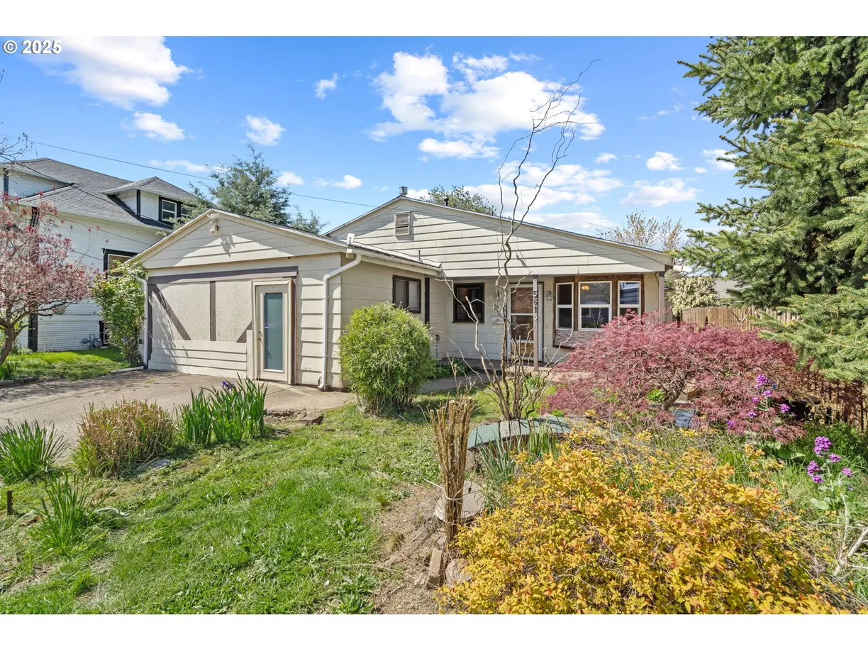 Portland, OR Real Estate | View 5615 NE 18TH | 3 Beds, 2 Baths