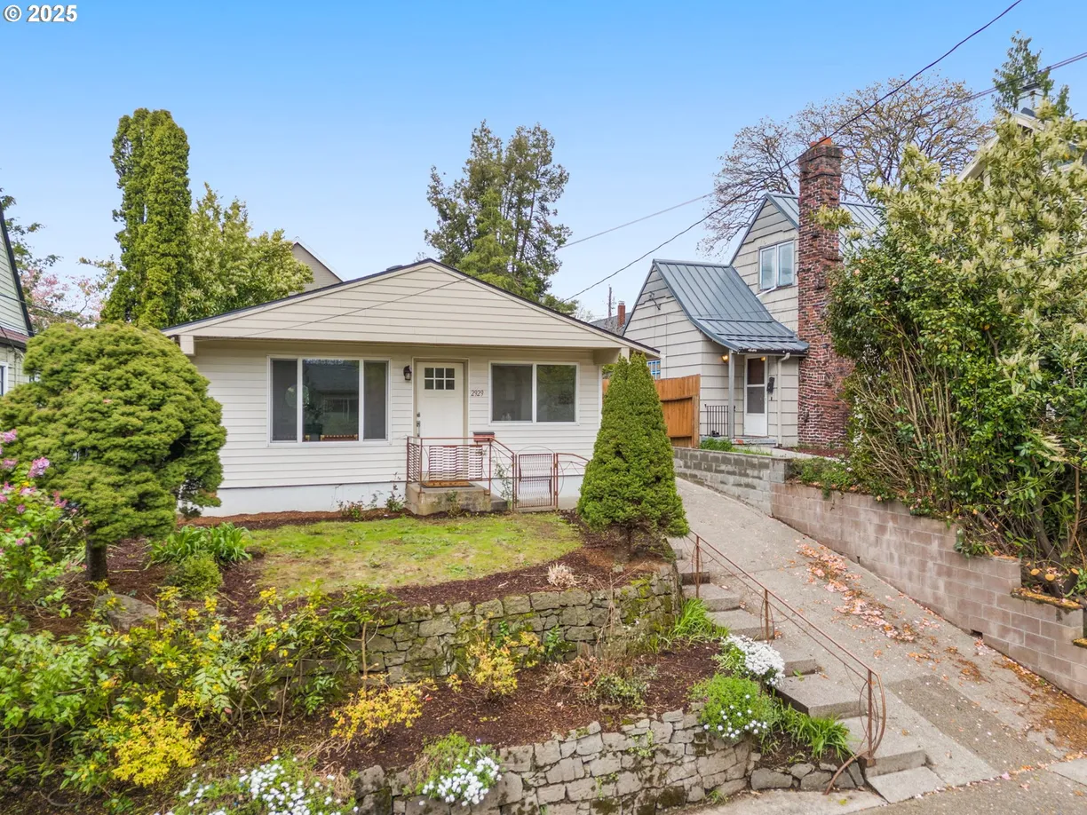 Portland, OR Real Estate | View 2929 SE FRANKLIN | 3 Beds, 1 Bath