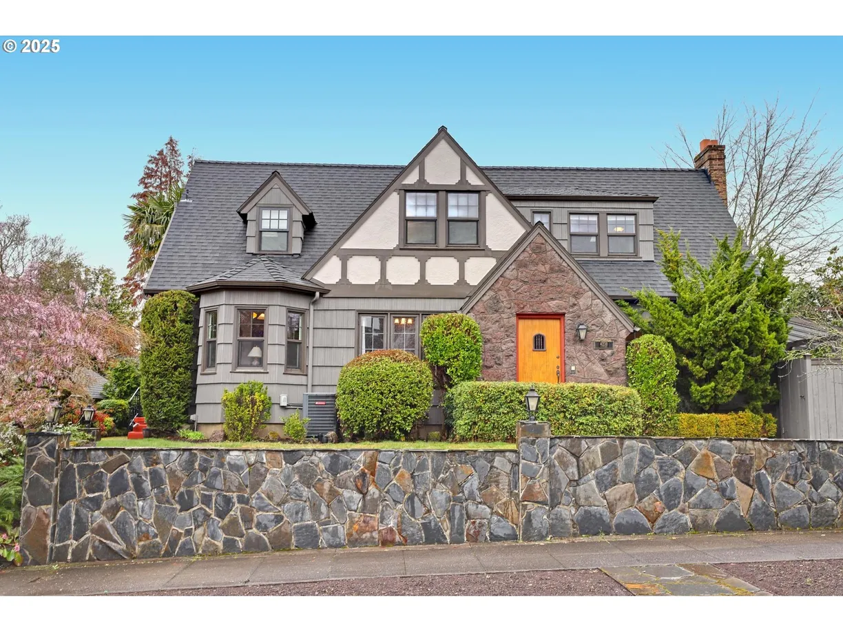 Portland, OR Real Estate | View 4231 NE SISKIYOU | 5 Beds, 4 Baths