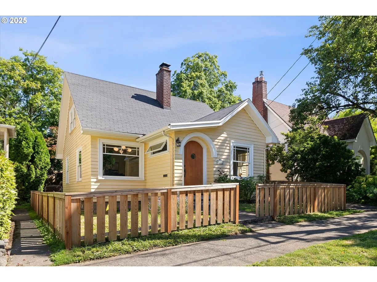 Portland, OR Real Estate | View 2213 SE PINE | 3 Beds, 1 Bath