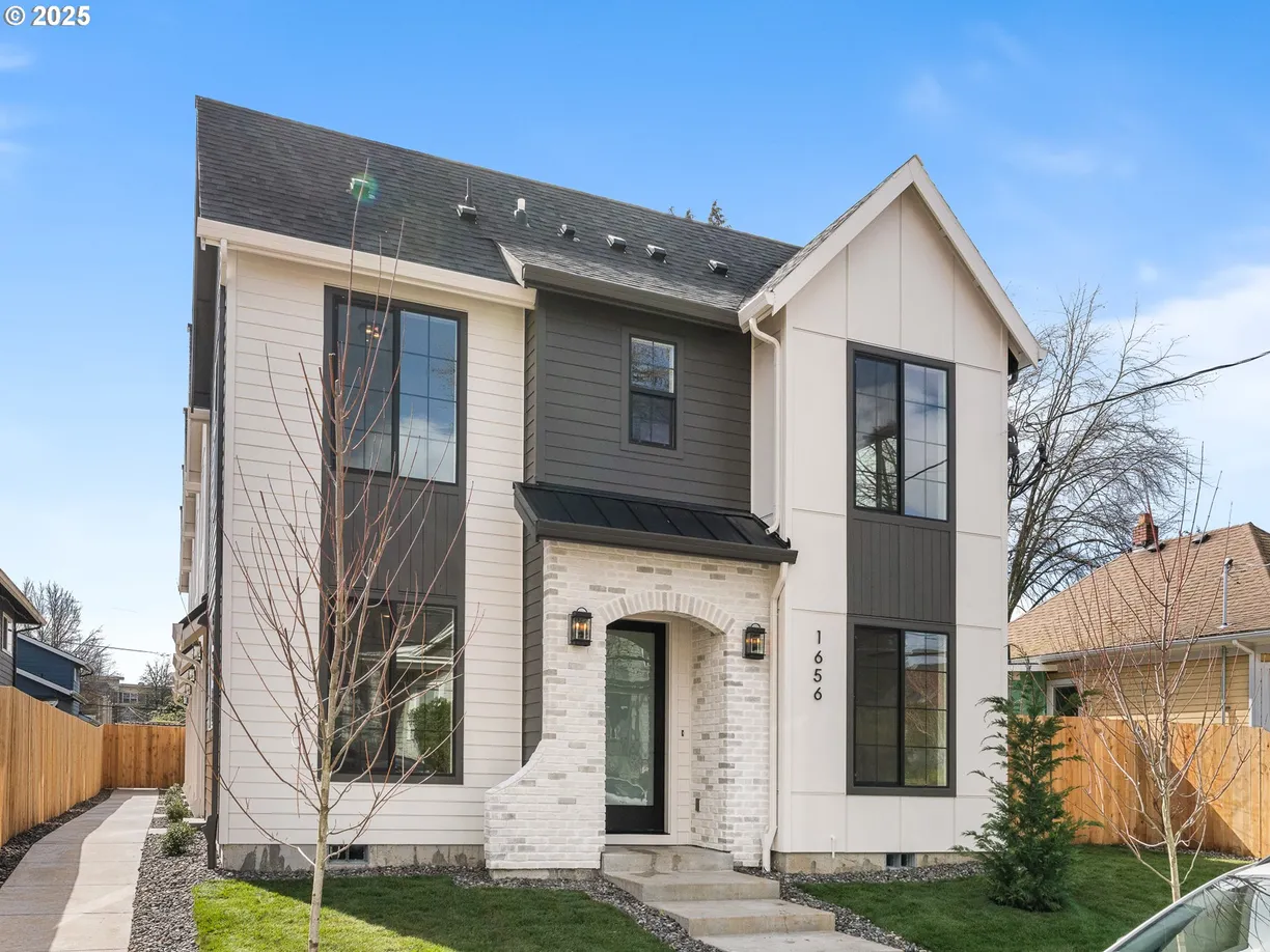 Portland, OR Real Estate | View 1656 SE Umatilla, 1 | 2 Beds, 2 Baths