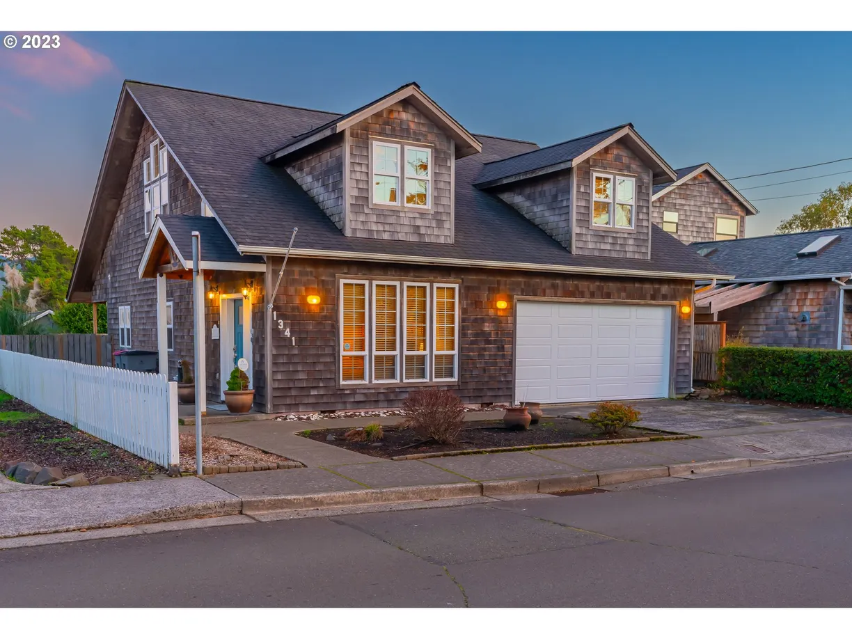 Portland, OR Real Estate | View 1341 BEACH | 4 Beds, 2 Baths