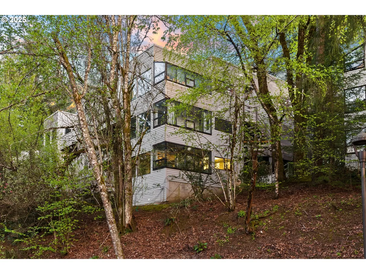 Portland, OR Real Estate | View 48 EAGLE CREST, 2E | 3 Beds, 2 Baths