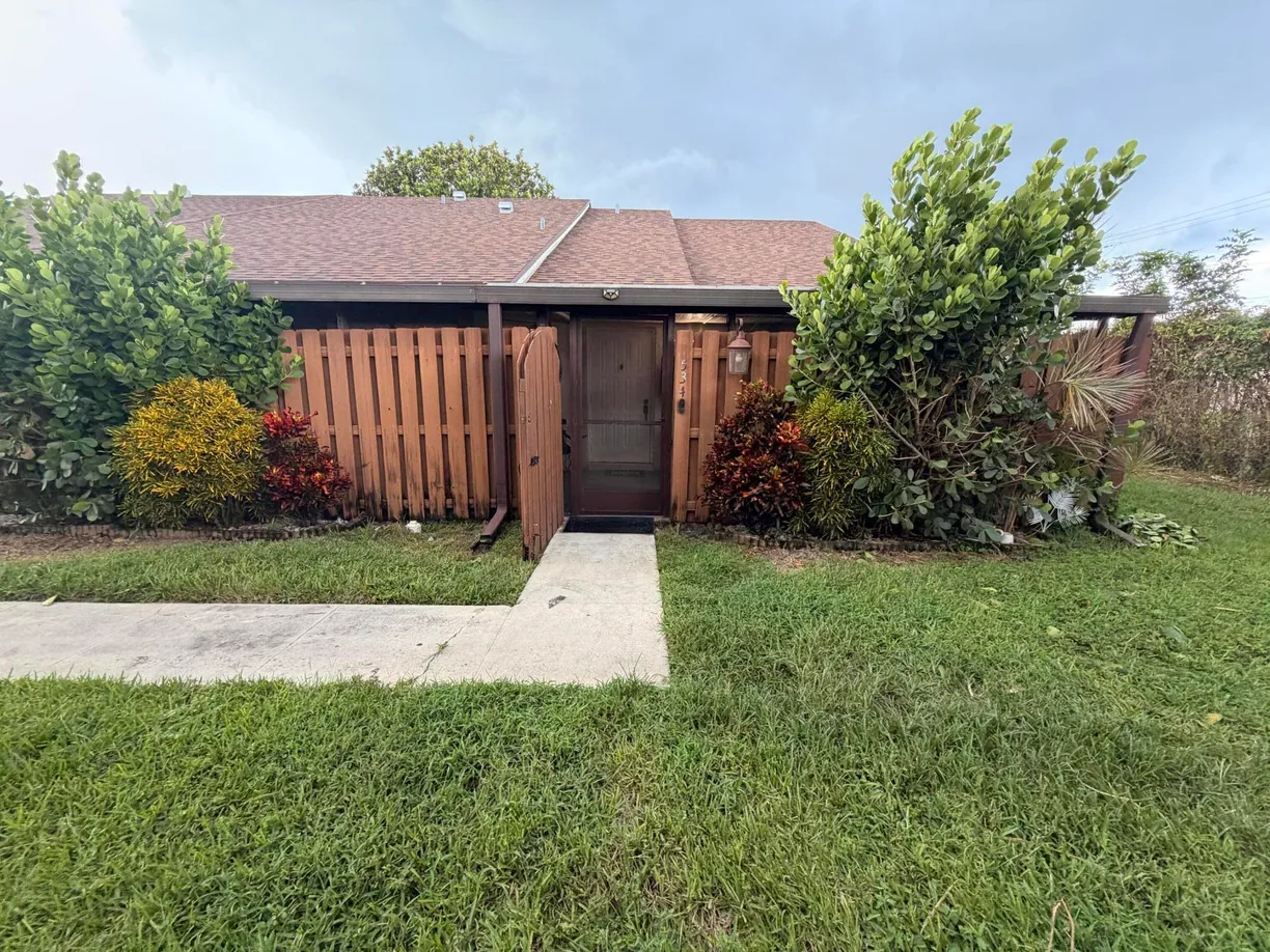 534 SPRINGDALE Circle #53-D, Palm Springs, FL 33461 Property for sale